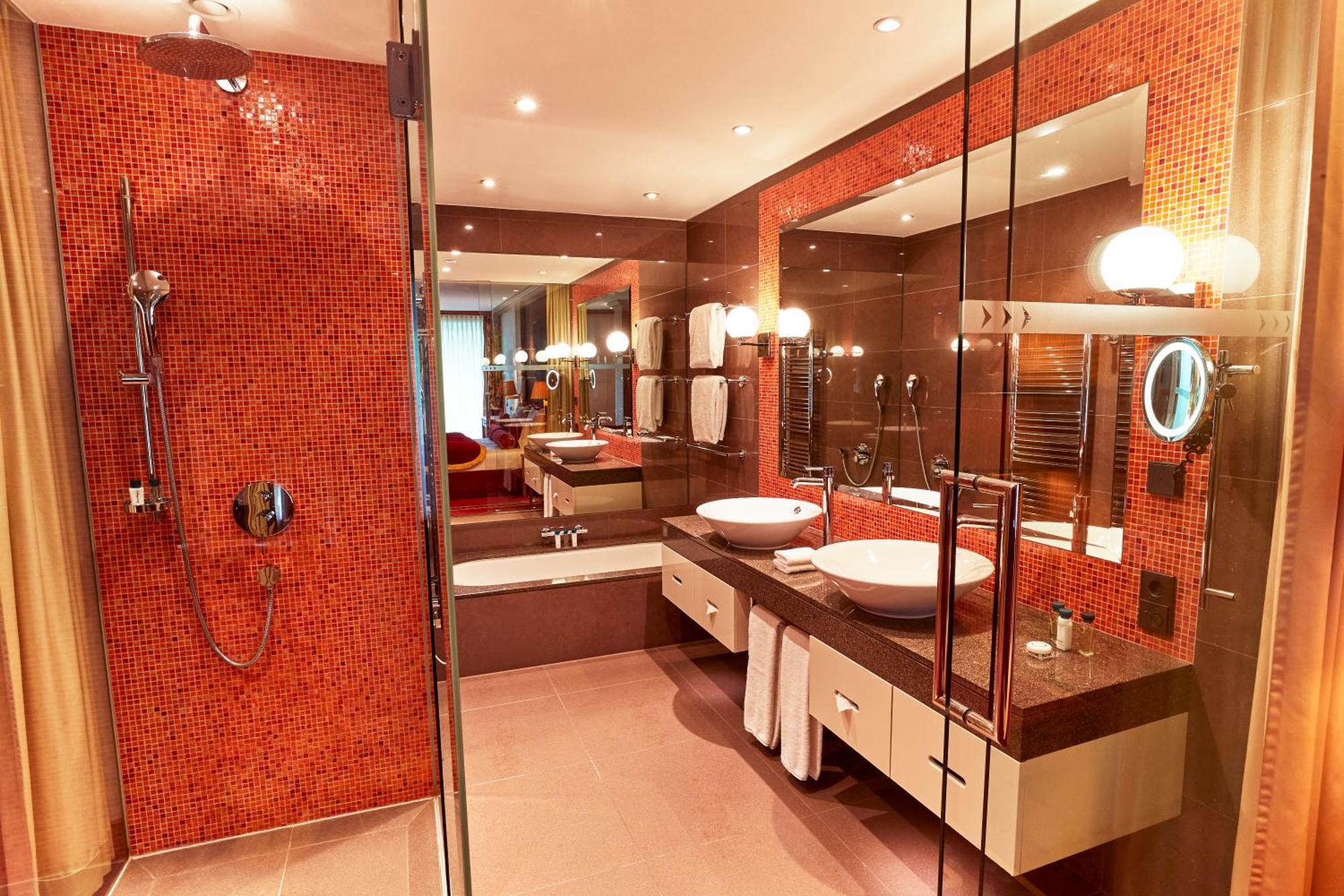 โรงแรมเคมปินสกี้ ดาส ติโรล ยอคแบร์ก ภายนอก รูปภาพ Bathroom
